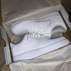 TRIPLE WHITE AF1’s